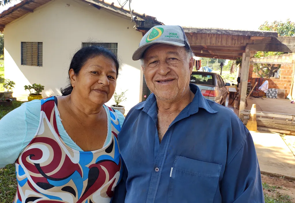 José dos Santos – o Jatobá e a esposa Eloísa Patrocínio dos Santos, não escondem a alegria ao constatarem a obra sendo executada pelos servidores e máquinas da Prefeitura de Naviraí (Foto: Júnior Lopes/ Assessoria)