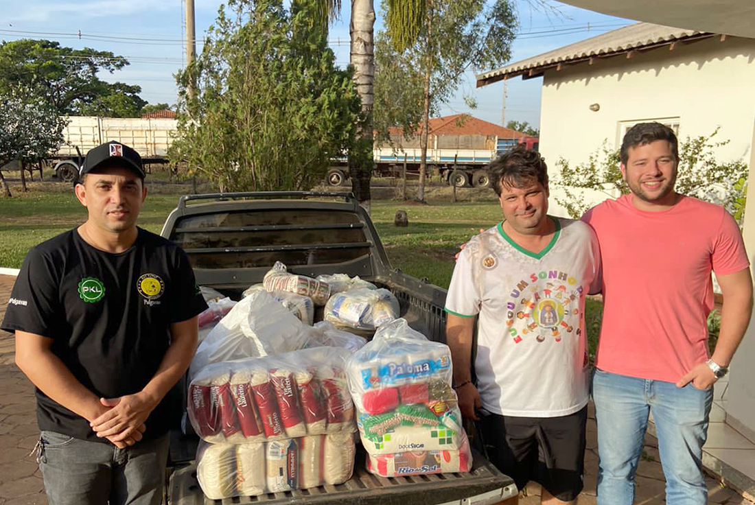 Doação de alimentos arrecadados