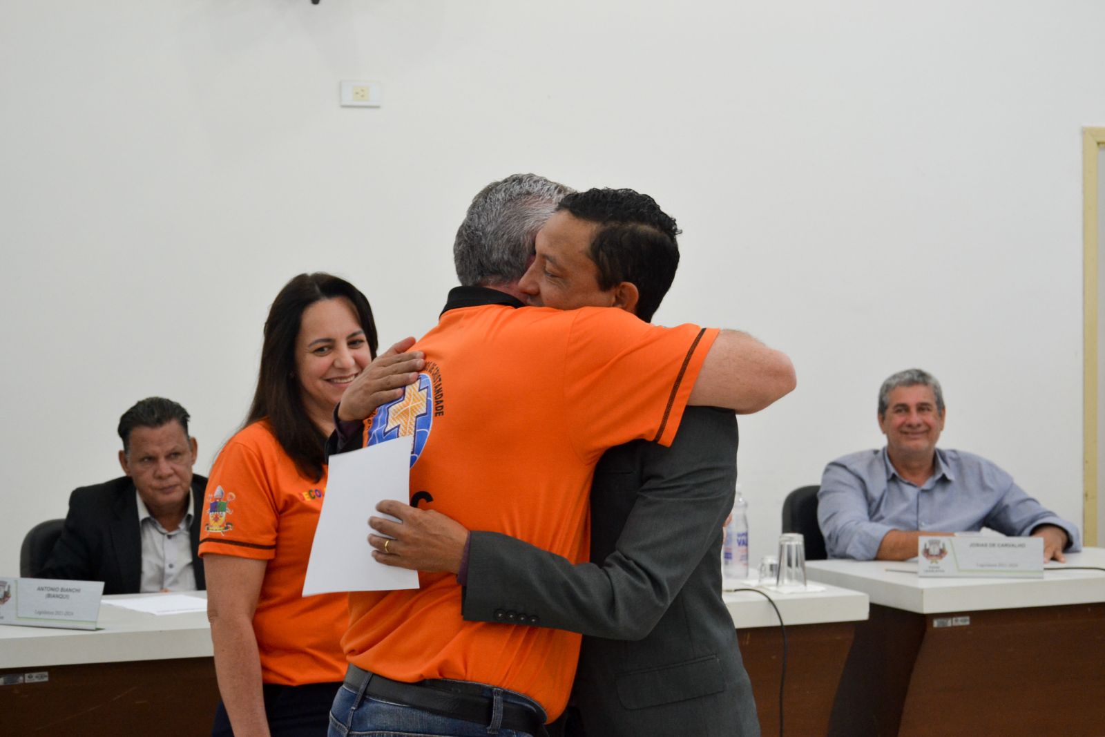 Vereador Regivan entrega moção ao senhor Florindo