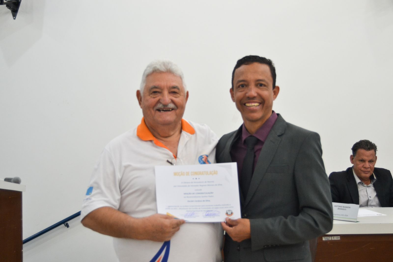 Vereador Regivan entregando moção ao senhor Joaquim Rosa 