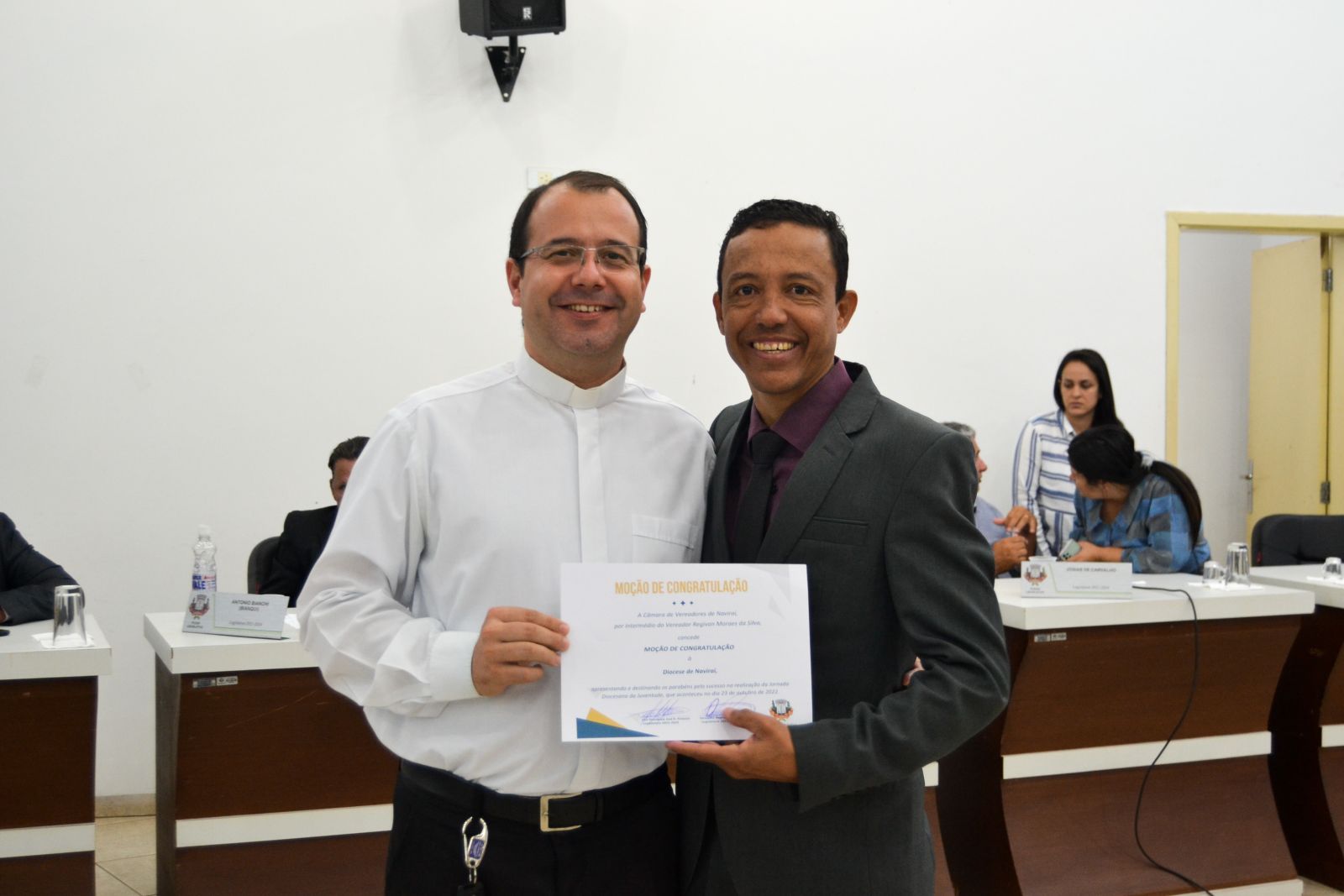 Vereador Regivan entregando Moçao ao Padre Sidnei