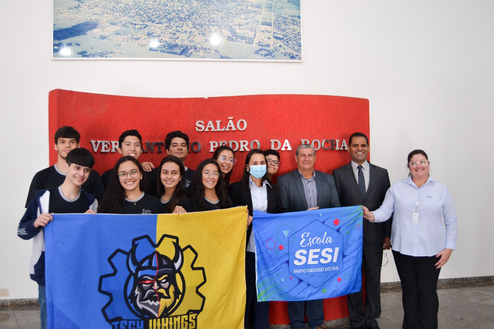 Presidente da Câmara Ederson, Vereador Josias e membros da equipe de robótica Tech Vikings