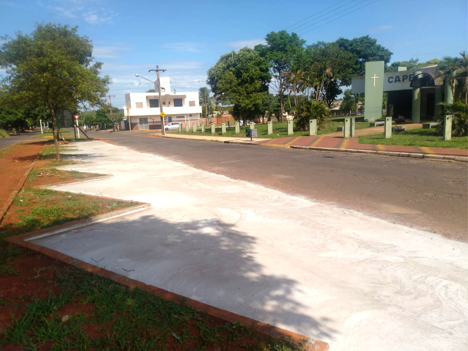 Estacionamento em frente à capela Municipal 