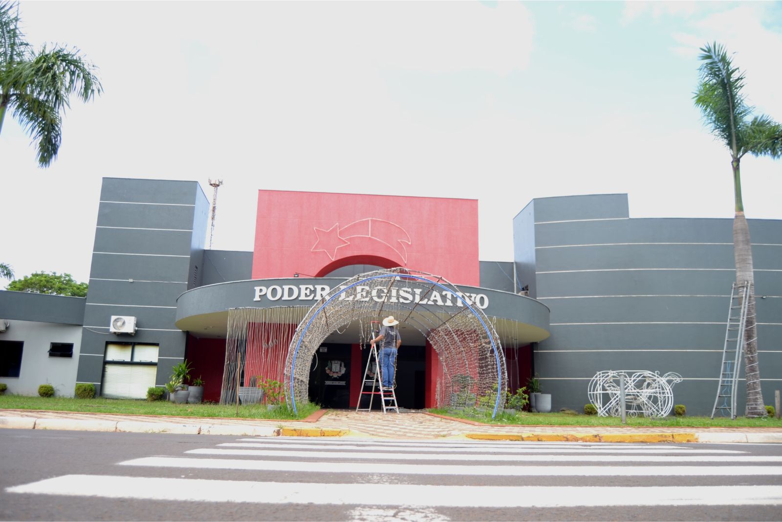 Câmara Municipal, enfeites sendo retirado e guardados para proximo final de ano 